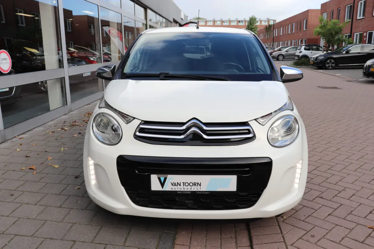 1.0 e-VTi Shine. Achteruitrijcamera.