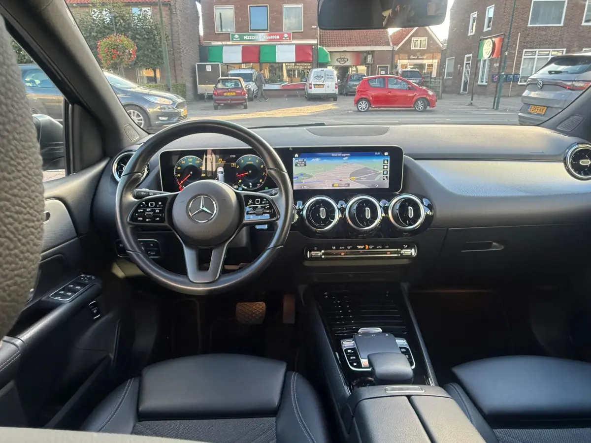 180 Business Solution, Stoelverwarming,Apple Carplay/Android,Navigatie,Achteruitrij camera