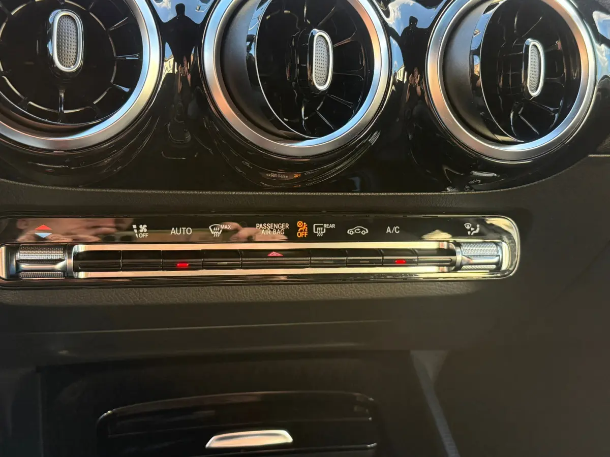 180 Business Solution, Stoelverwarming,Apple Carplay/Android,Navigatie,Achteruitrij camera