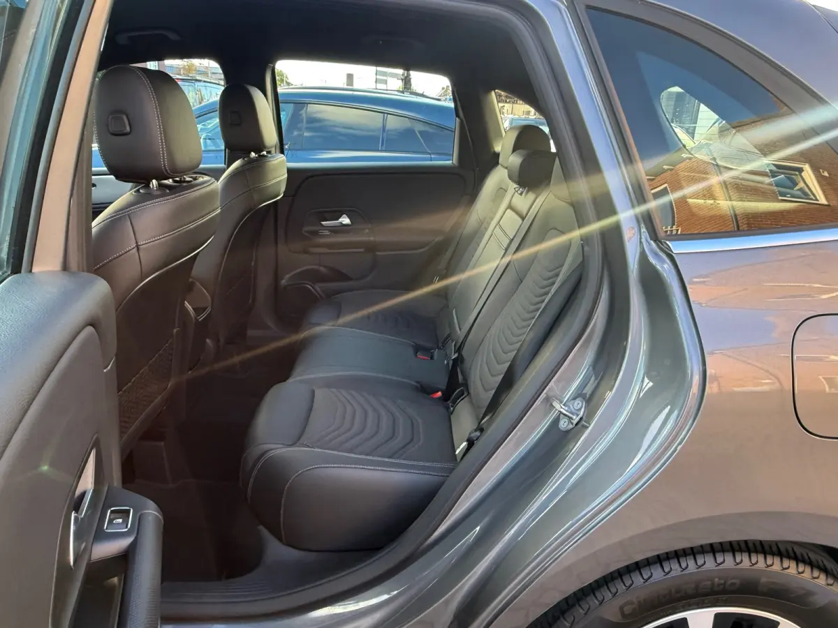 180 Business Solution, Stoelverwarming,Apple Carplay/Android,Navigatie,Achteruitrij camera