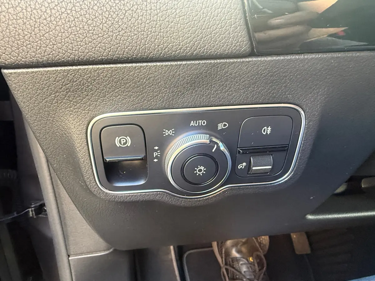 180 Business Solution, Stoelverwarming,Apple Carplay/Android,Navigatie,Achteruitrij camera