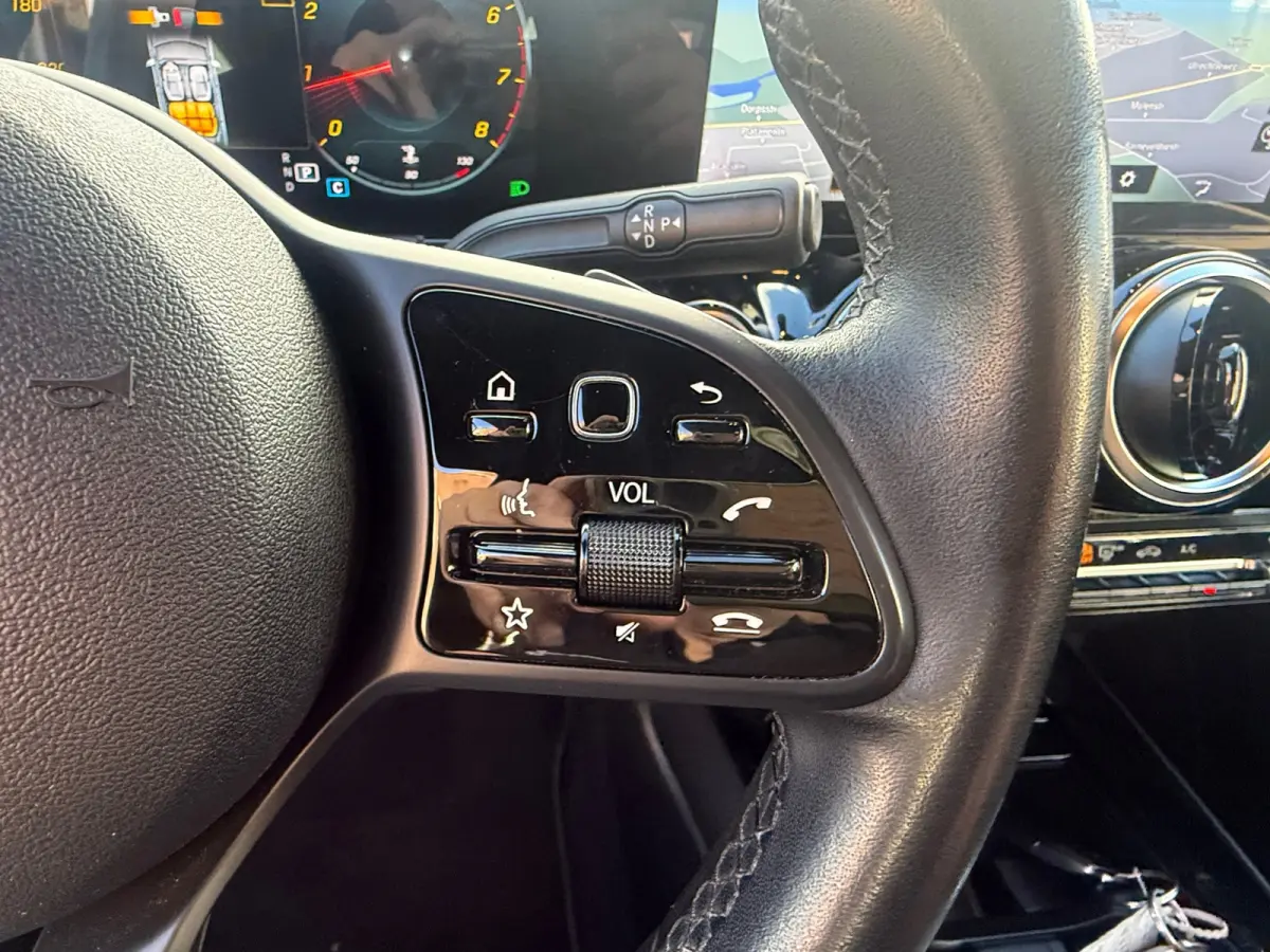 180 Business Solution, Stoelverwarming,Apple Carplay/Android,Navigatie,Achteruitrij camera