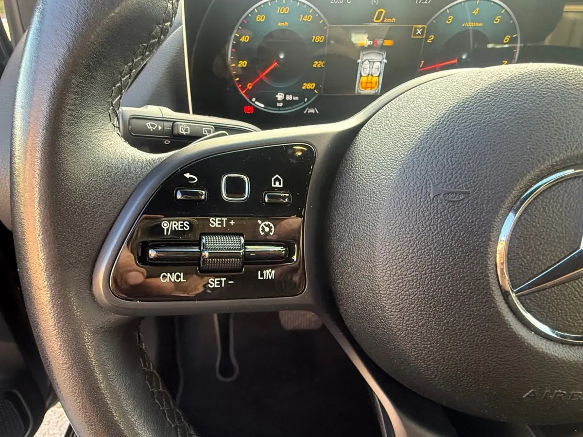 180 Business Solution, Stoelverwarming,Apple Carplay/Android,Navigatie,Achteruitrij camera