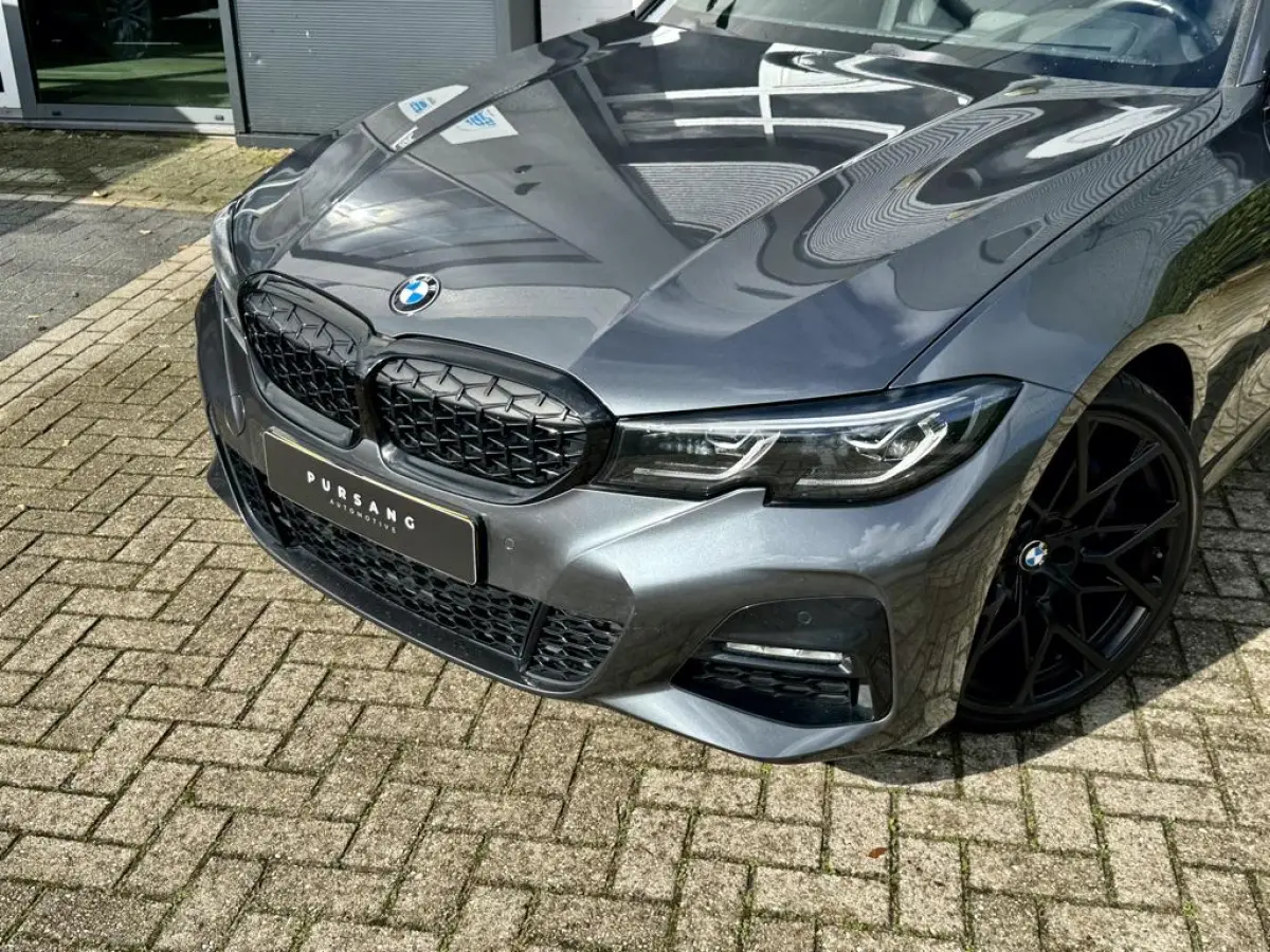 330 i M Sport | Pano | M-perf. Velg | Carbon | Head Up | LASER