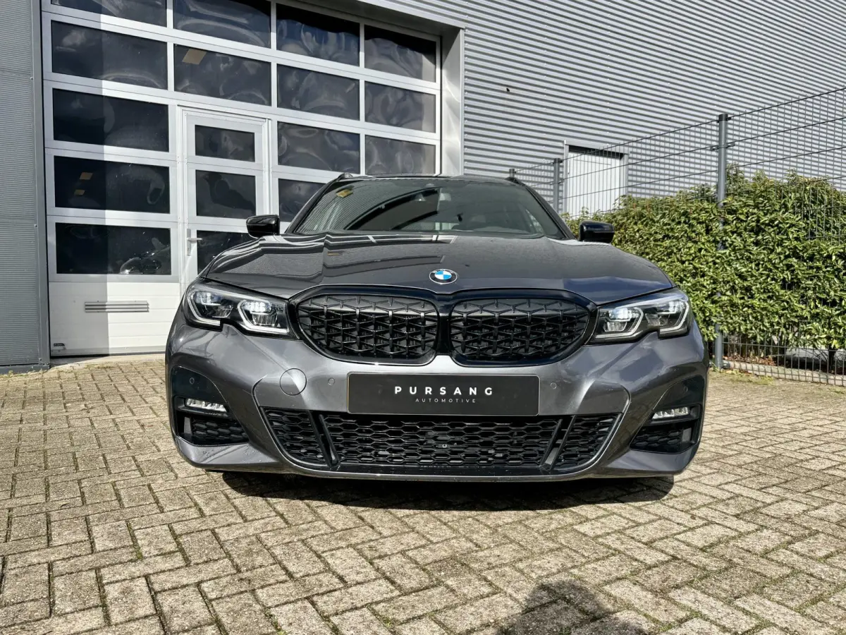 330 i M Sport | Pano | M-perf. Velg | Carbon | Head Up | LASER