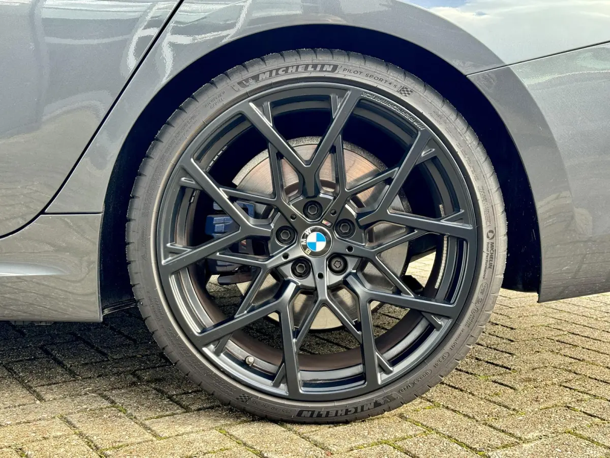 330 i M Sport | Pano | M-perf. Velg | Carbon | Head Up | LASER