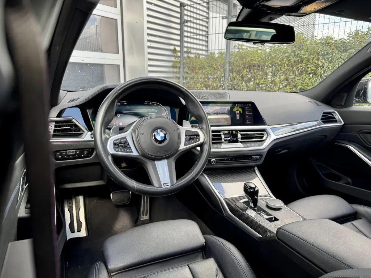 330 i M Sport | Pano | M-perf. Velg | Carbon | Head Up | LASER