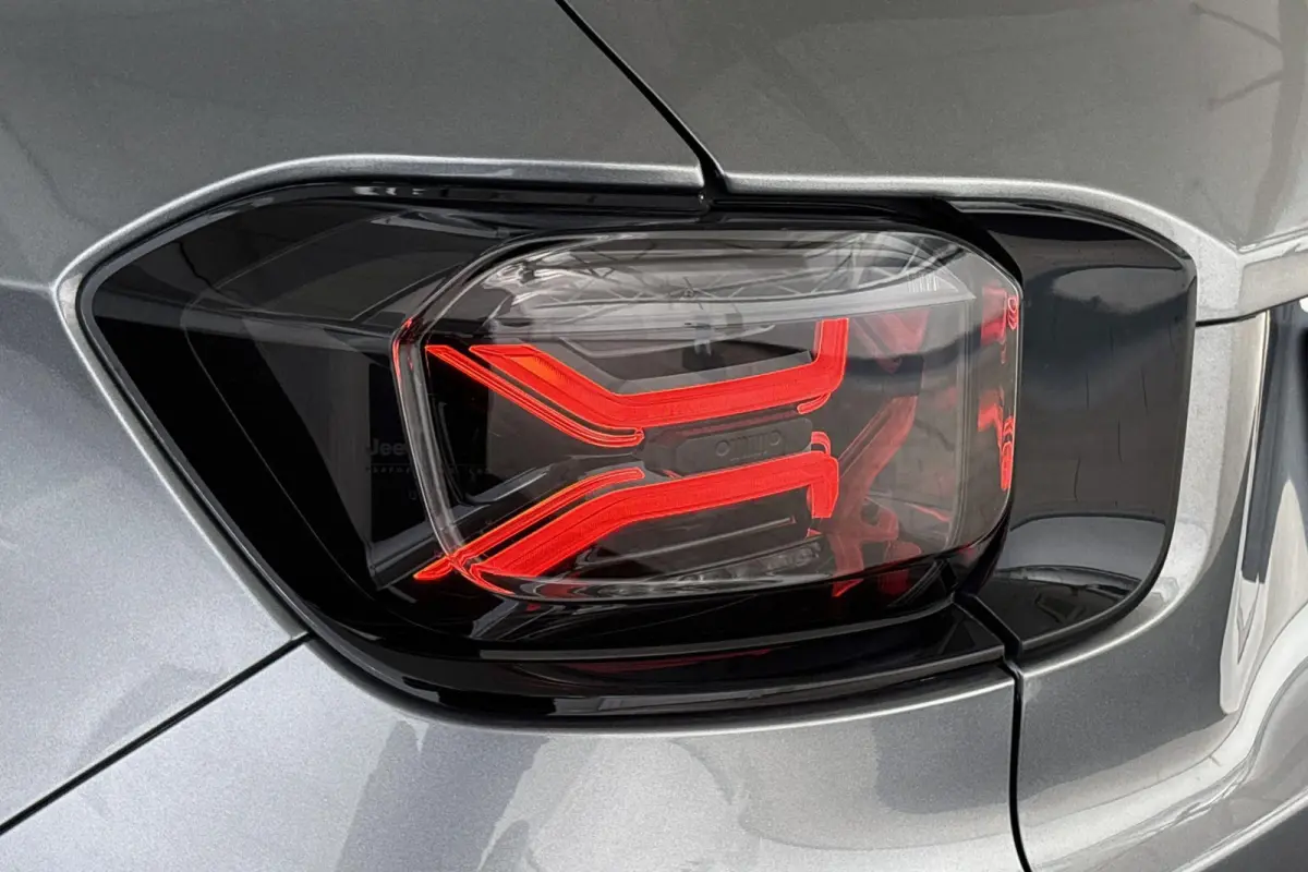 1.2 e-Hybrid Summit Camera Keyless JBL Apple CarPlay