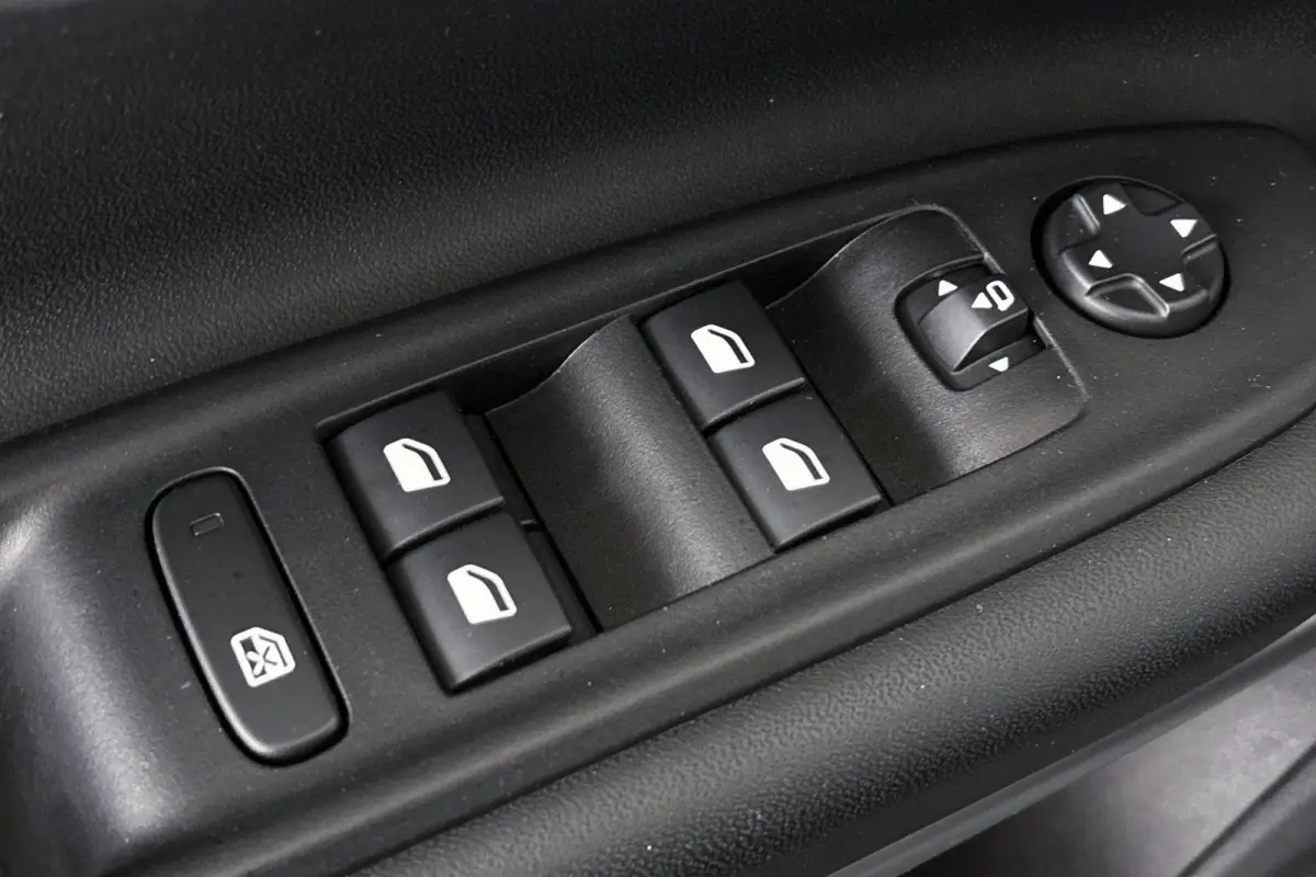 1.2 e-Hybrid Summit Camera Keyless JBL Apple CarPlay