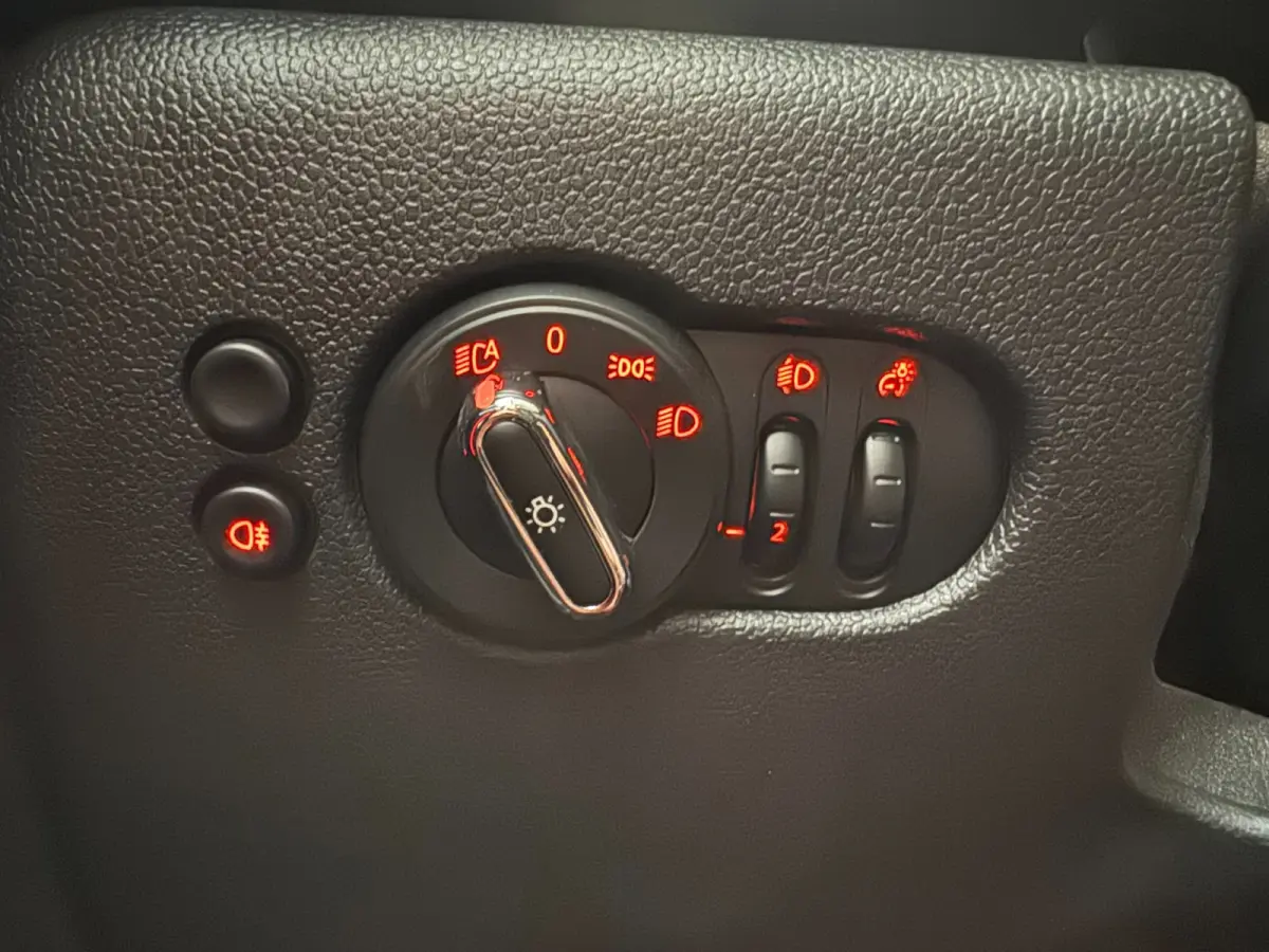 2.0 Cooper S Classic / LAGE KM-STAND ! / CAMERA / KEYLESS / CARPLAY / CLIMATE / SFEER / STOEL+STUUR VERW. / DAB+ !
