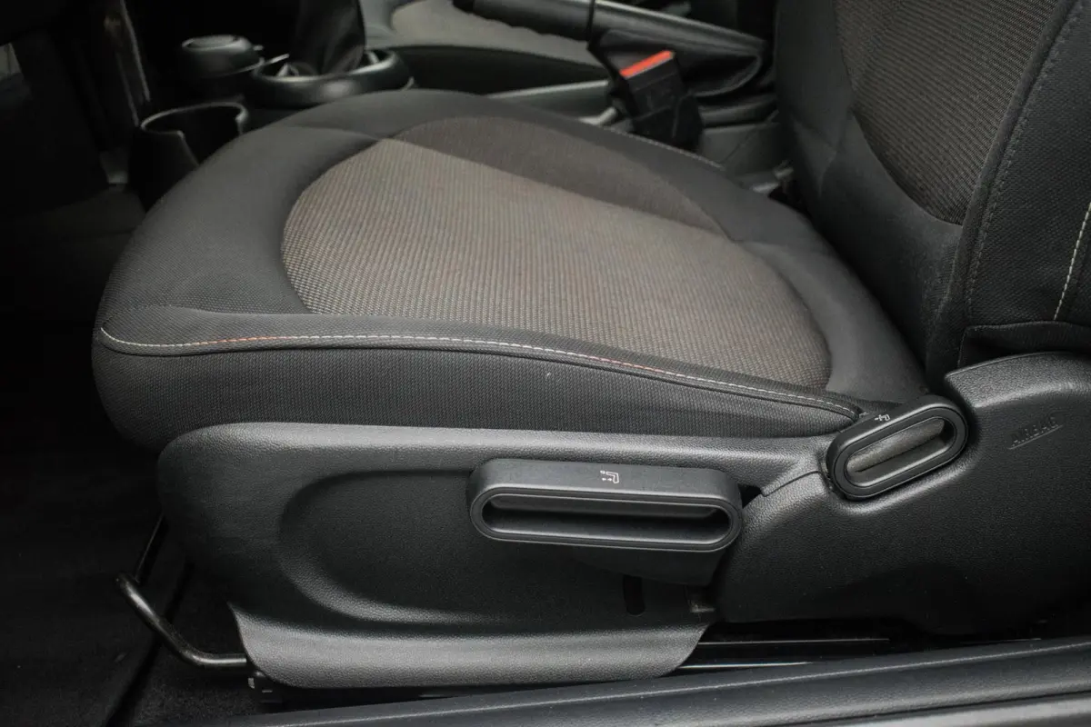 1.2 One Business [ Stoelverwarming Cruise Control Bluetooth Parkeersensoren Airco ]