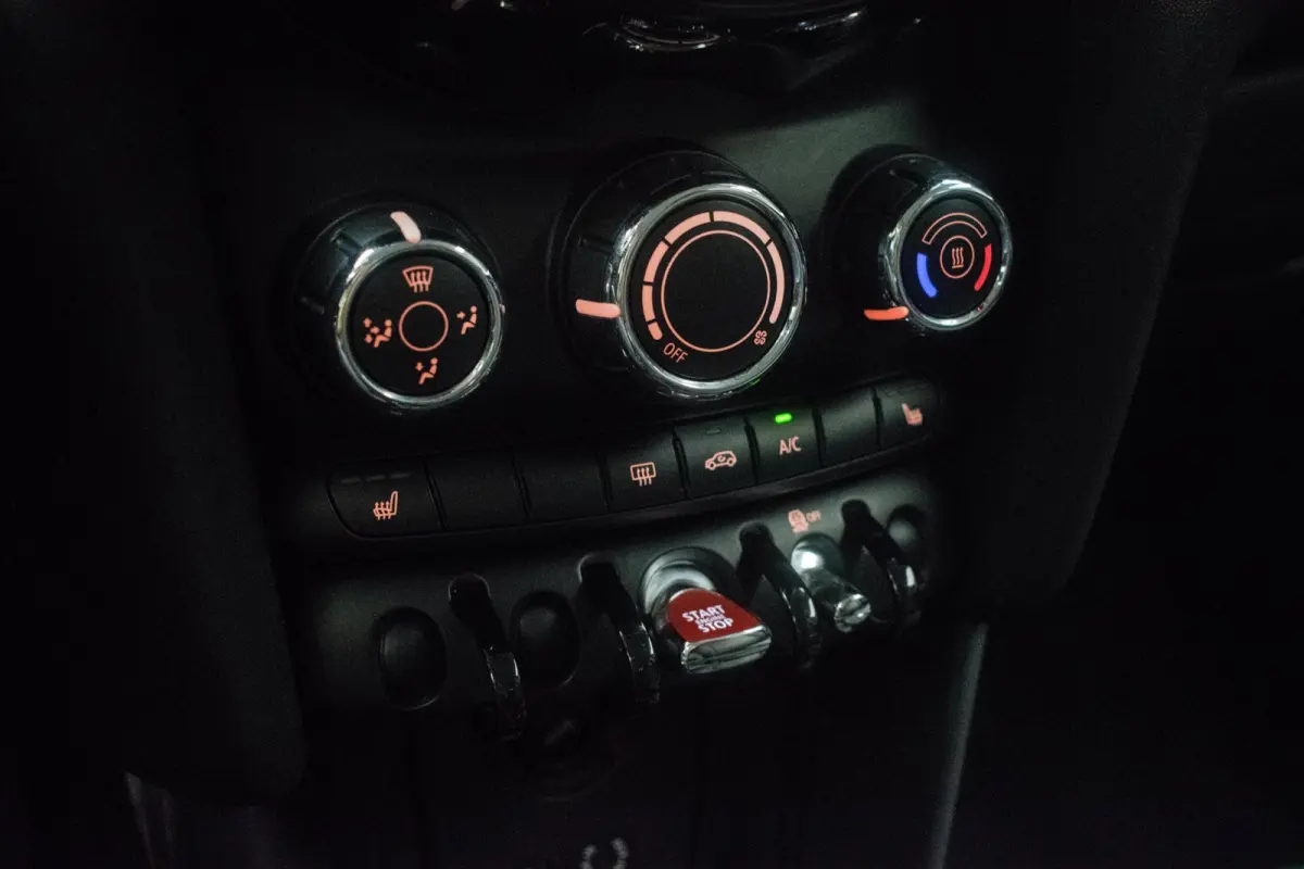 1.2 One Business [ Stoelverwarming Cruise Control Bluetooth Parkeersensoren Airco ]