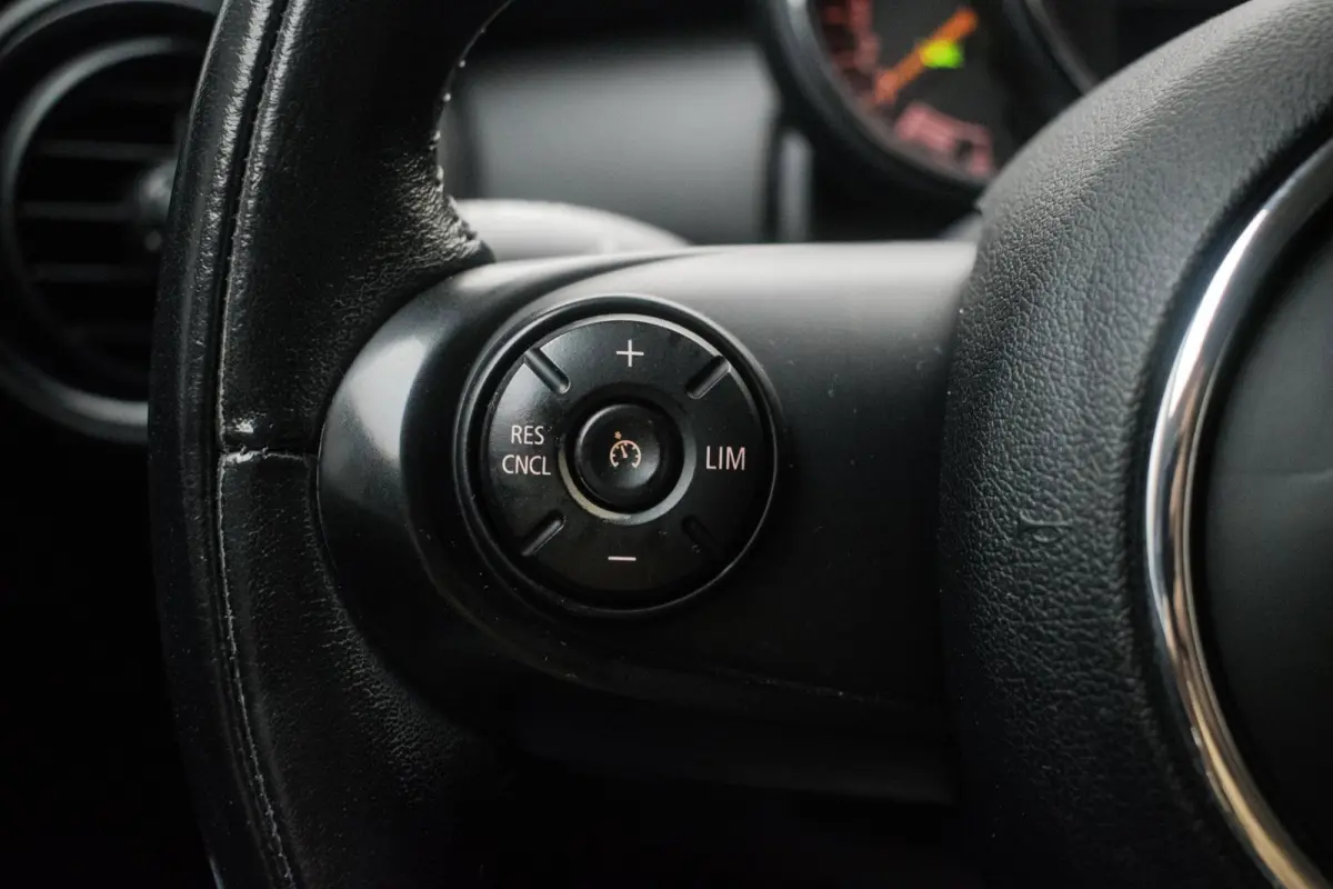 1.2 One Business [ Stoelverwarming Cruise Control Bluetooth Parkeersensoren Airco ]