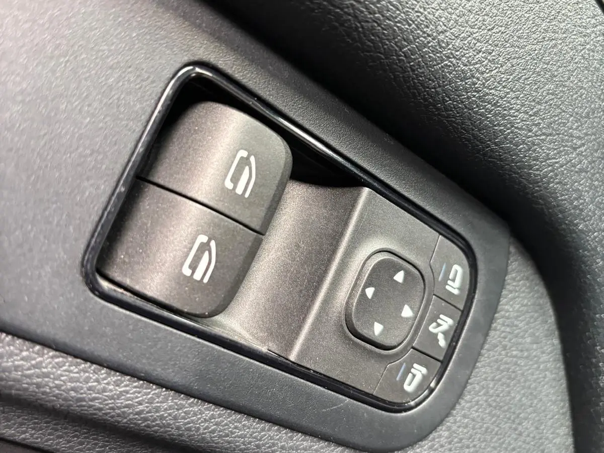 315 1.9 CDI L2H2 RWD Automaat 9-G tronic Airco Navigatie Camera Cruise control 3Zits Electra pakket DAB