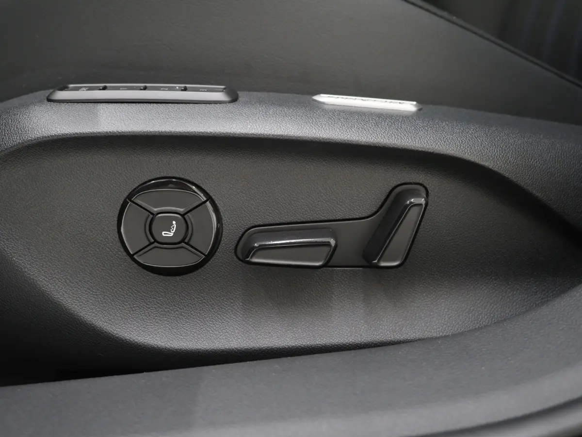 1.5 eHybrid R-Line Black | 5 Jaar Garantie | Leder | Panoramadak | Stoelventilatie | Trekhaak | Harman/Kardon | Massage | 360