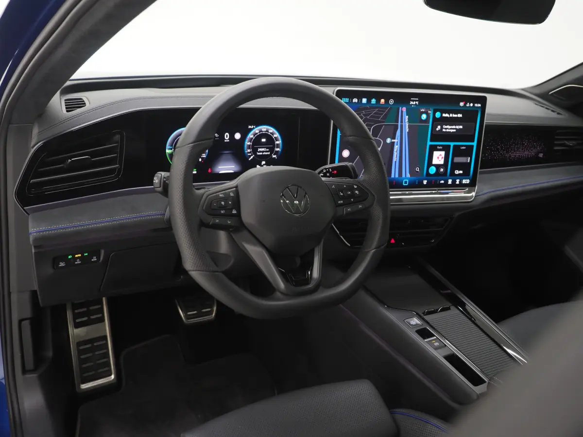 1.5 eHybrid R-Line Black | 5 Jaar Garantie | Leder | Panoramadak | Stoelventilatie | Trekhaak | Harman/Kardon | Massage | 360