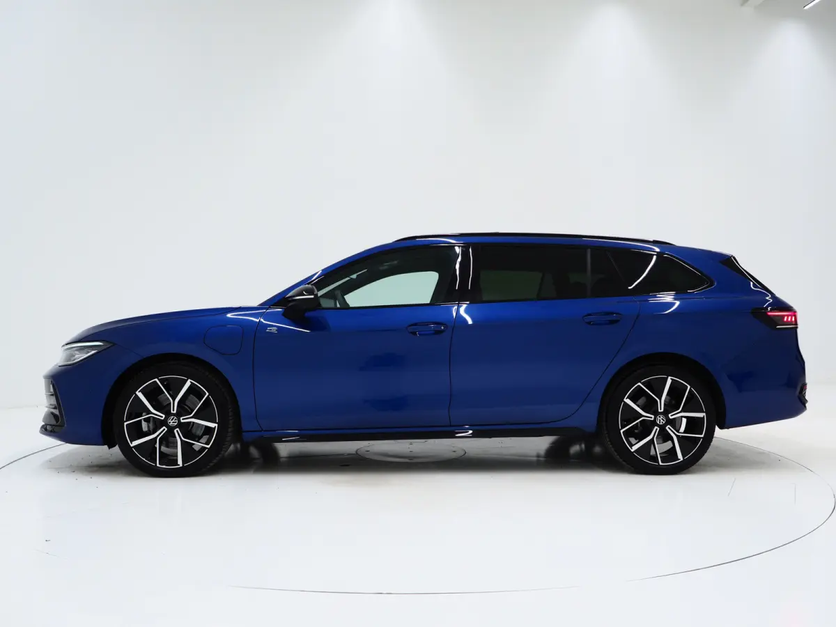 1.5 eHybrid R-Line Black | 5 Jaar Garantie | Leder | Panoramadak | Stoelventilatie | Trekhaak | Harman/Kardon | Massage | 360