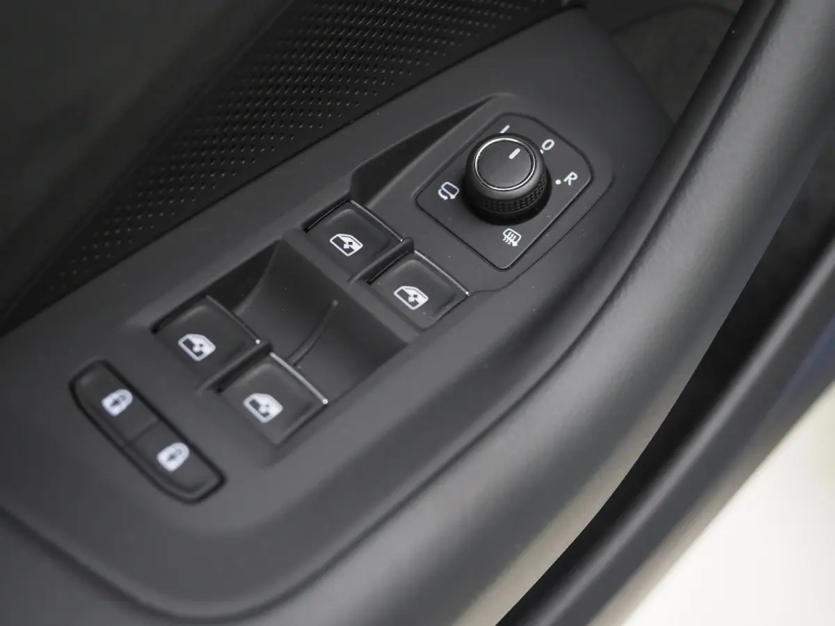 1.5 eHybrid R-Line Black | 5 Jaar Garantie | Leder | Panoramadak | Stoelventilatie | Trekhaak | Harman/Kardon | Massage | 360