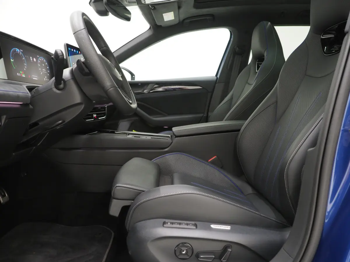 1.5 eHybrid R-Line Black | 5 Jaar Garantie | Leder | Panoramadak | Stoelventilatie | Trekhaak | Harman/Kardon | Massage | 360