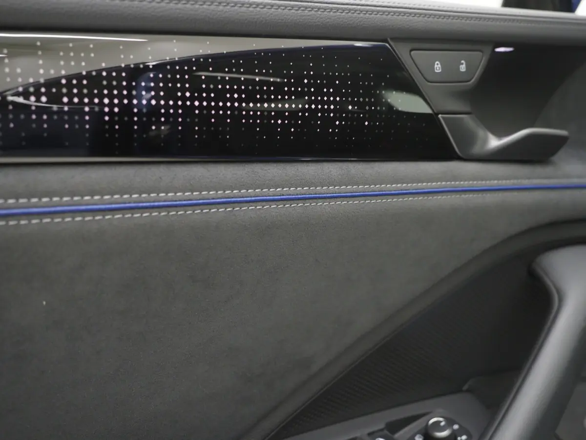 1.5 eHybrid R-Line Black | 5 Jaar Garantie | Leder | Panoramadak | Stoelventilatie | Trekhaak | Harman/Kardon | Massage | 360