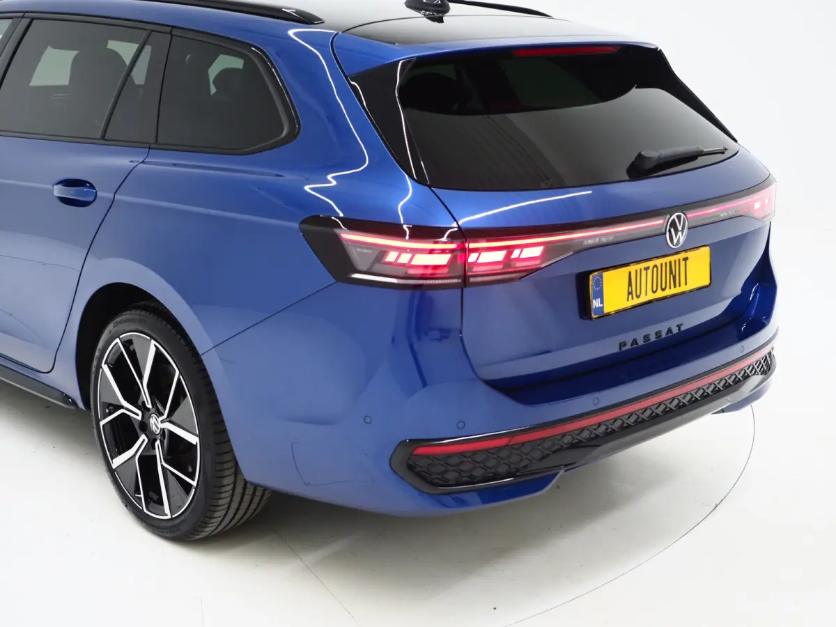 1.5 eHybrid R-Line Black | 5 Jaar Garantie | Leder | Panoramadak | Stoelventilatie | Trekhaak | Harman/Kardon | Massage | 360