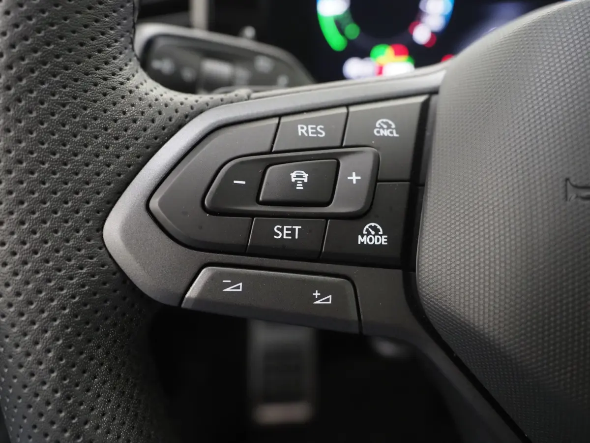 1.5 eHybrid R-Line Black | 5 Jaar Garantie | Leder | Panoramadak | Stoelventilatie | Trekhaak | Harman/Kardon | Massage | 360