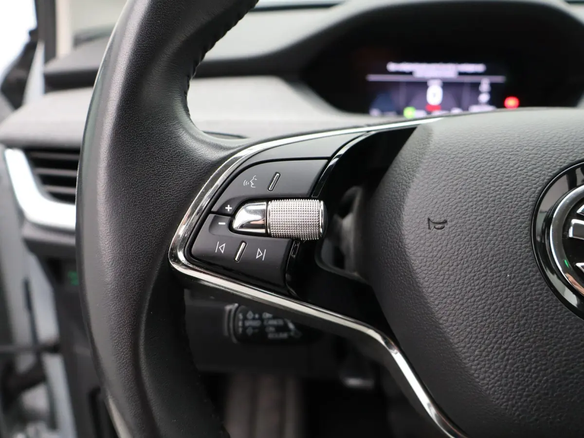 60 Sportline Business | LEDEREN BEKLEDING | 20 " LICHTMETALEN VELGEN | NAVIGATIE FULL MAP | APPLE/ANDROID CARPLAY | 12 MAANDEN BOVAG GARANTIE |