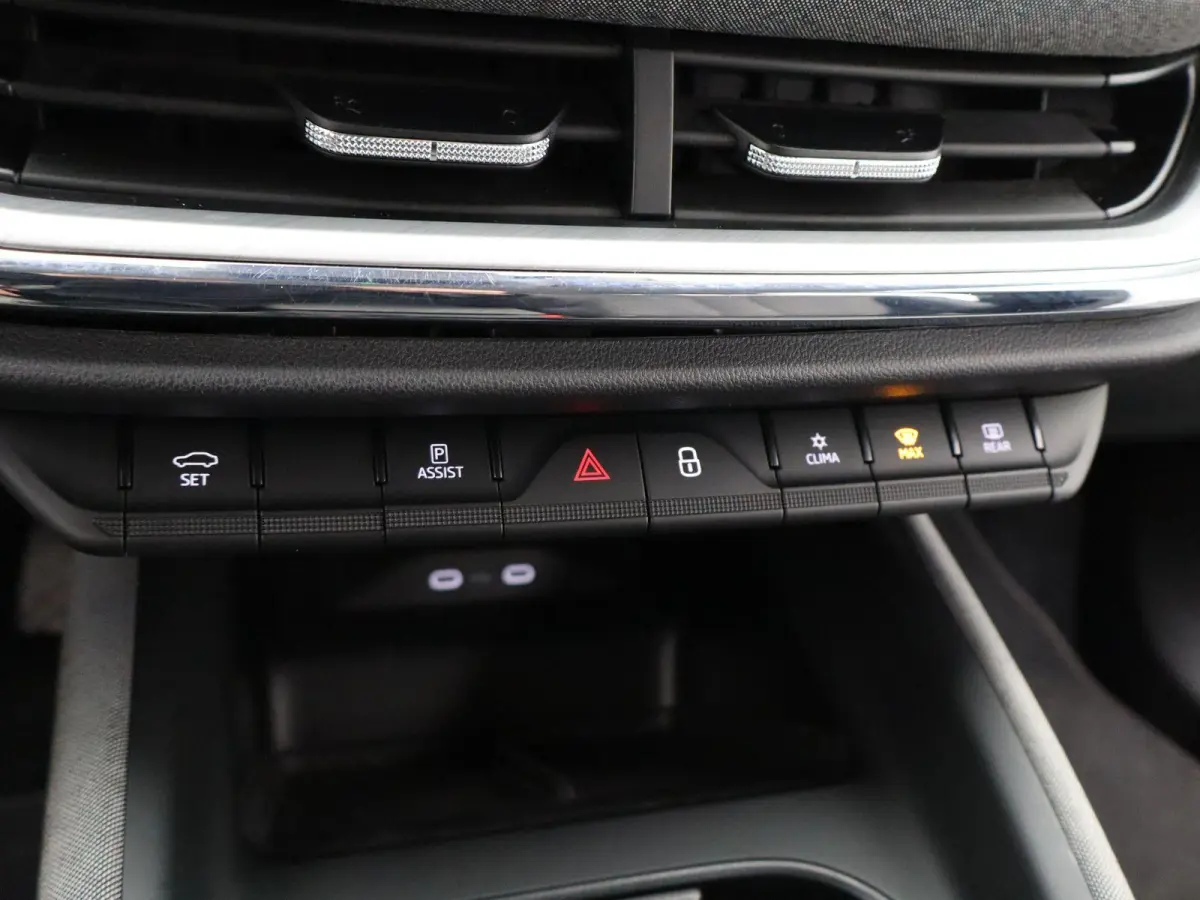 60 Sportline Business | LEDEREN BEKLEDING | 20 " LICHTMETALEN VELGEN | NAVIGATIE FULL MAP | APPLE/ANDROID CARPLAY | 12 MAANDEN BOVAG GARANTIE |