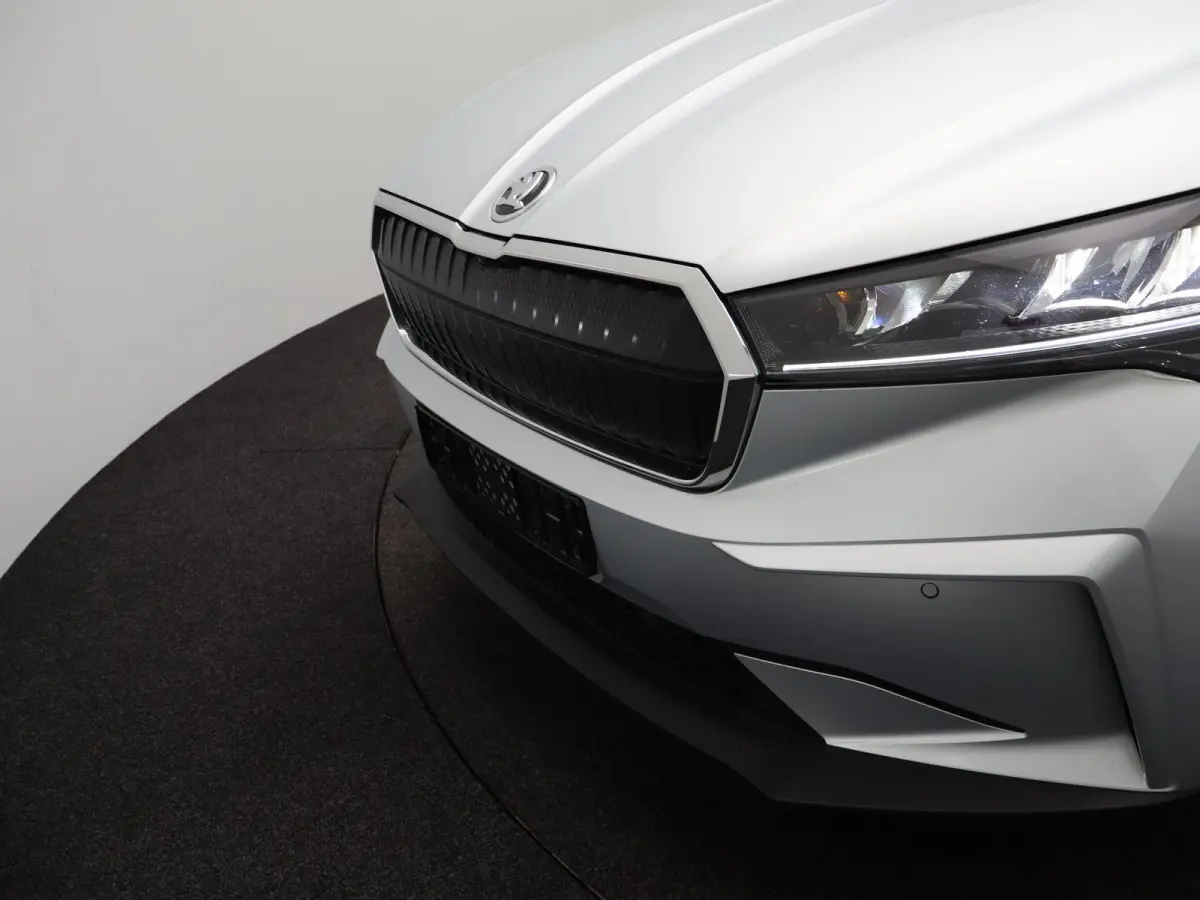 60 Sportline Business | LEDEREN BEKLEDING | 20 " LICHTMETALEN VELGEN | NAVIGATIE FULL MAP | APPLE/ANDROID CARPLAY | 12 MAANDEN BOVAG GARANTIE |