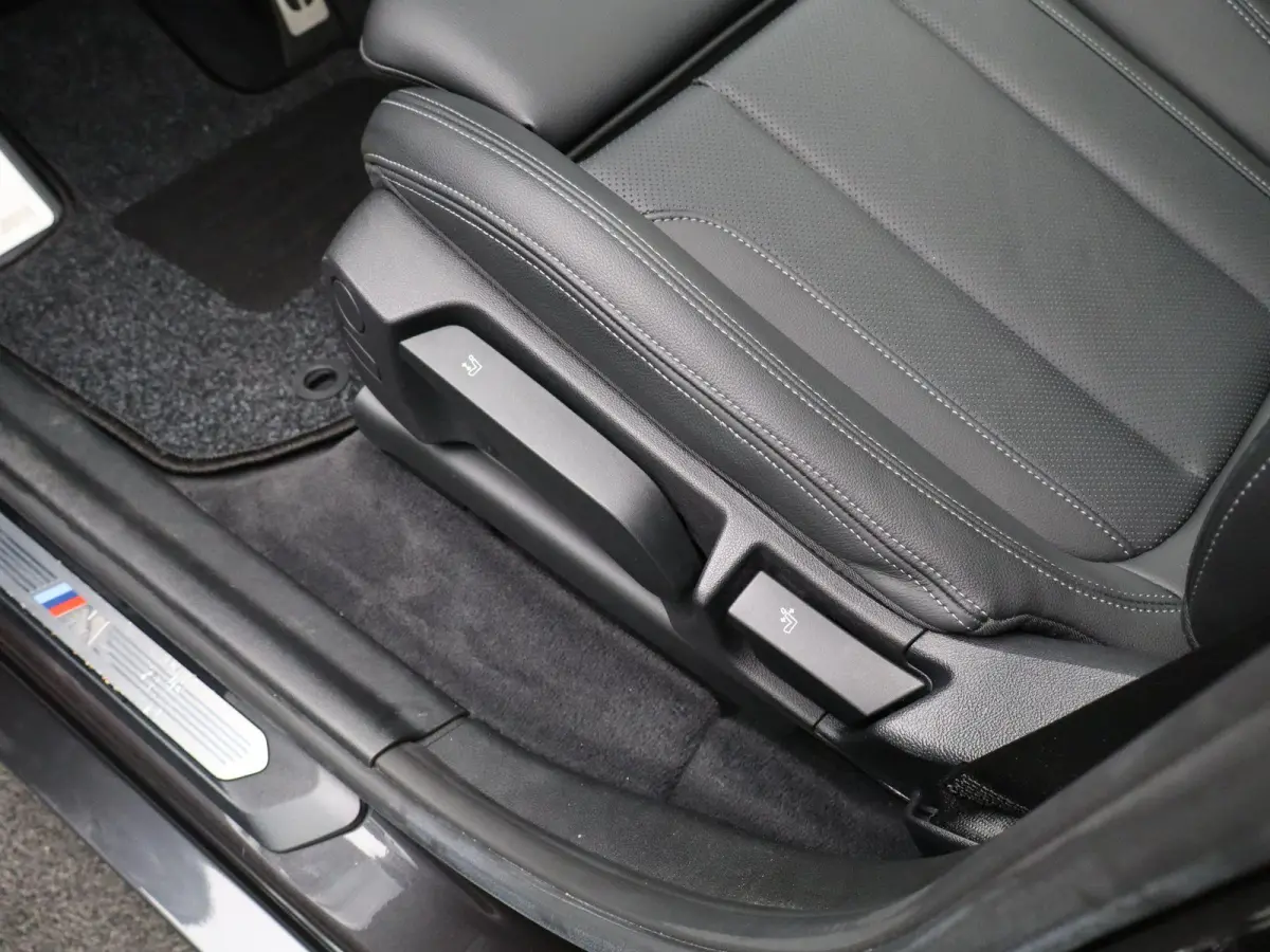 xDrive20d M SPORT AT | LEDEREN BEKLEDING | PANORAMADAK | LED VERLICHTING | STOELVERWARMING | LICHTMETALEN VELGEN | 12 MAANDEN BOVAG GARANTIE |