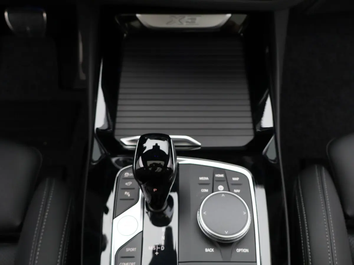 xDrive20d M SPORT AT | LEDEREN BEKLEDING | PANORAMADAK | LED VERLICHTING | STOELVERWARMING | LICHTMETALEN VELGEN | 12 MAANDEN BOVAG GARANTIE |