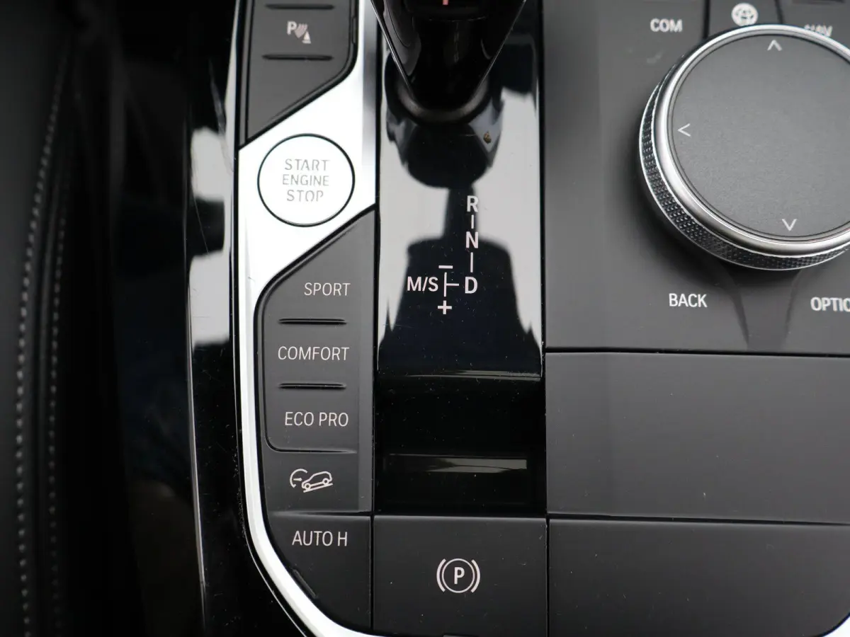 xDrive20d M SPORT AT | LEDEREN BEKLEDING | PANORAMADAK | LED VERLICHTING | STOELVERWARMING | LICHTMETALEN VELGEN | 12 MAANDEN BOVAG GARANTIE |