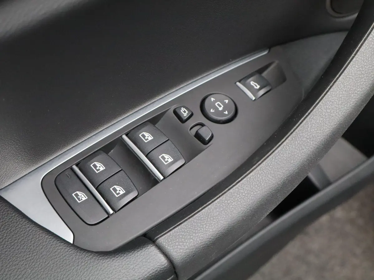xDrive20d M SPORT AT | LEDEREN BEKLEDING | PANORAMADAK | LED VERLICHTING | STOELVERWARMING | LICHTMETALEN VELGEN | 12 MAANDEN BOVAG GARANTIE |