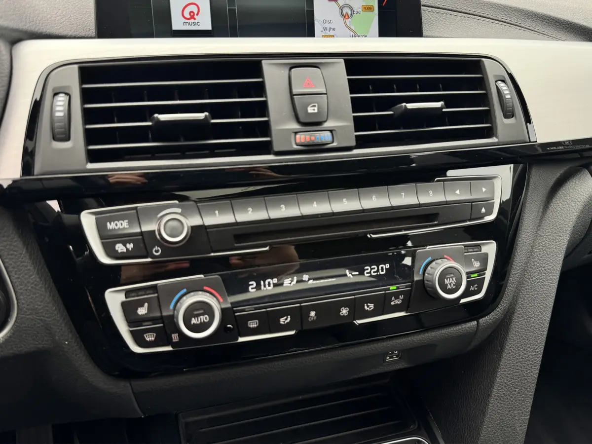 318i M-Sport | Panorama | 19 inch | LED | Camera | Stoelverwarming | Leer | Elektr. achterklep