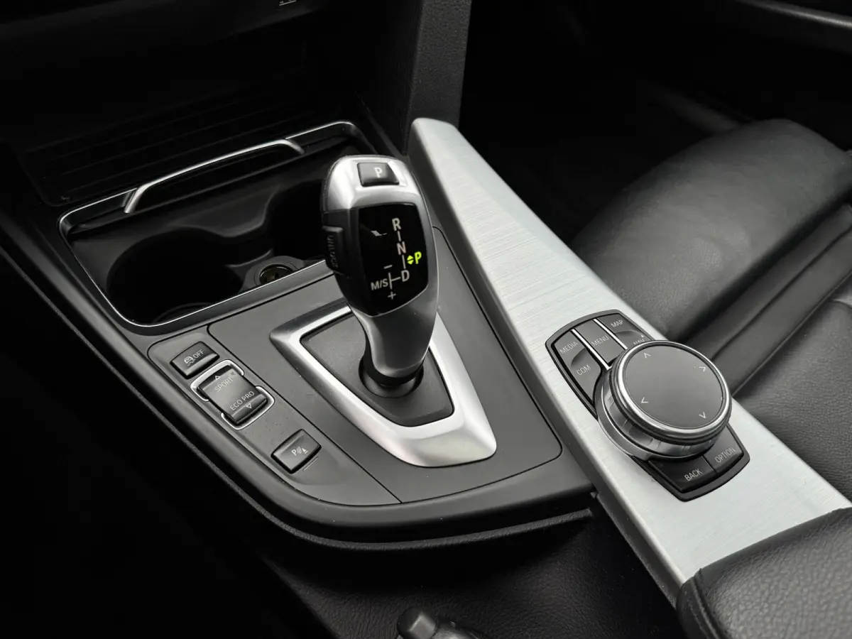 318i M-Sport | Panorama | 19 inch | LED | Camera | Stoelverwarming | Leer | Elektr. achterklep