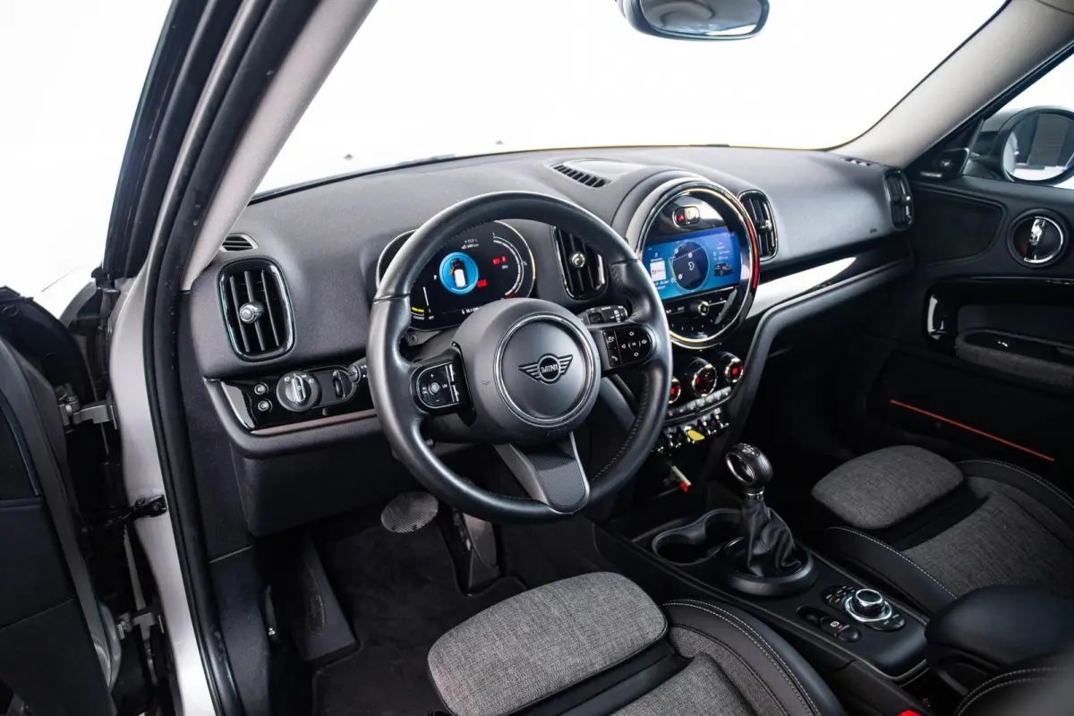 Cooper ALL4 Panoramadak - Active Cruise Control - Harman Kardon - Elektrisch verstelbare/verwarmde stoelen - Comfort acces - Elektrisch inklapbare buitenspiegels - Driving/Park Assistant -