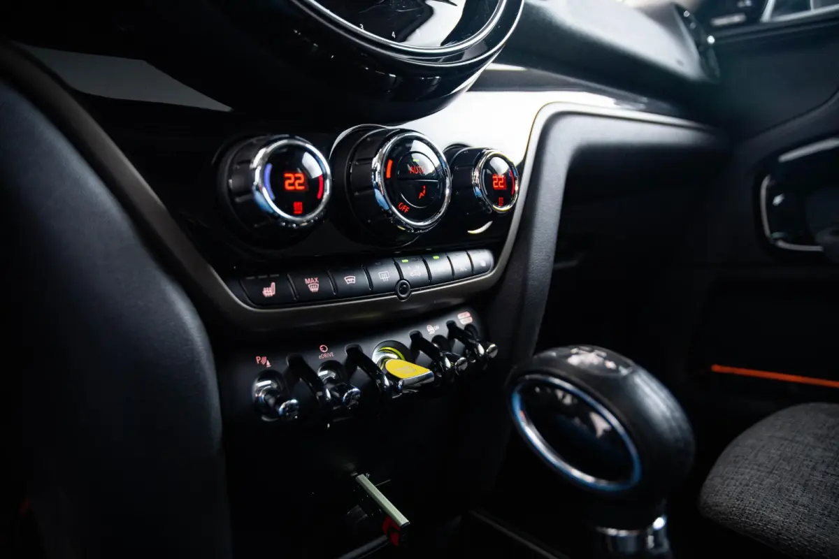 Cooper ALL4 Panoramadak - Active Cruise Control - Harman Kardon - Elektrisch verstelbare/verwarmde stoelen - Comfort acces - Elektrisch inklapbare buitenspiegels - Driving/Park Assistant -
