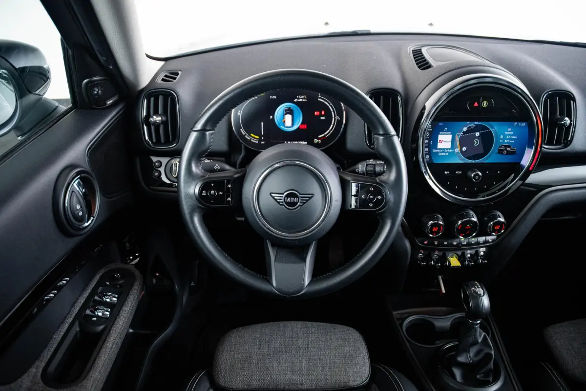 Cooper ALL4 Panoramadak - Active Cruise Control - Harman Kardon - Elektrisch verstelbare/verwarmde stoelen - Comfort acces - Elektrisch inklapbare buitenspiegels - Driving/Park Assistant -