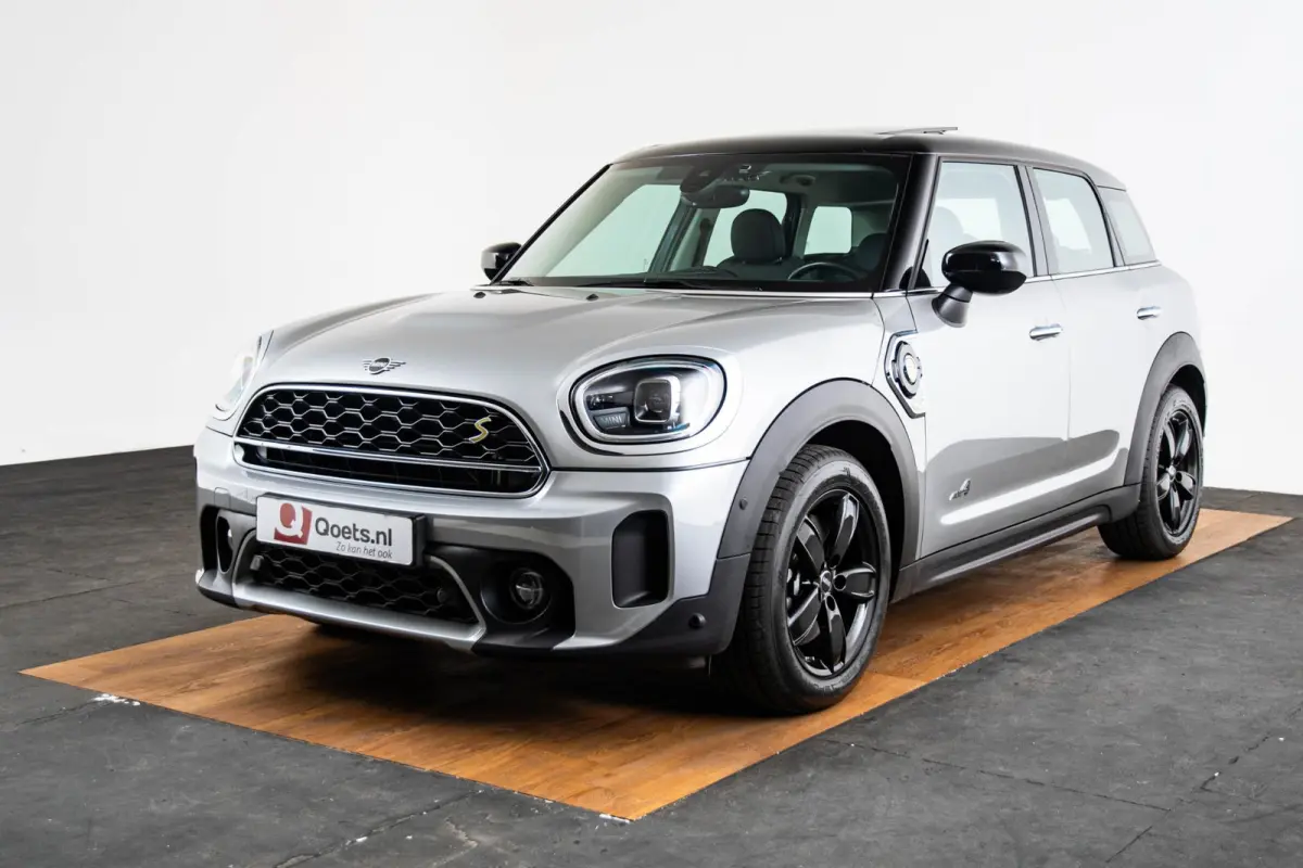 Cooper ALL4 Panoramadak - Active Cruise Control - Harman Kardon - Elektrisch verstelbare/verwarmde stoelen - Comfort acces - Elektrisch inklapbare buitenspiegels - Driving/Park Assistant -