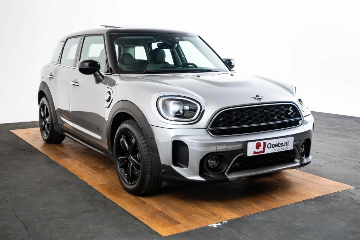 Cooper ALL4 Panoramadak - Active Cruise Control - Harman Kardon - Elektrisch verstelbare/verwarmde stoelen - Comfort acces - Elektrisch inklapbare buitenspiegels - Driving/Park Assistant -