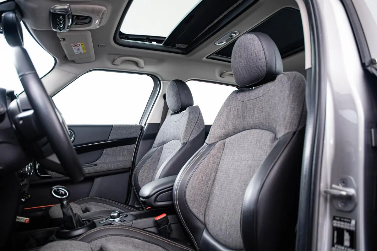 Cooper ALL4 Panoramadak - Active Cruise Control - Harman Kardon - Elektrisch verstelbare/verwarmde stoelen - Comfort acces - Elektrisch inklapbare buitenspiegels - Driving/Park Assistant -