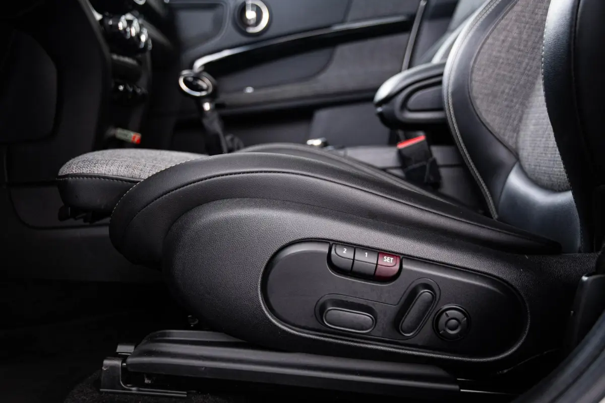 Cooper ALL4 Panoramadak - Active Cruise Control - Harman Kardon - Elektrisch verstelbare/verwarmde stoelen - Comfort acces - Elektrisch inklapbare buitenspiegels - Driving/Park Assistant -