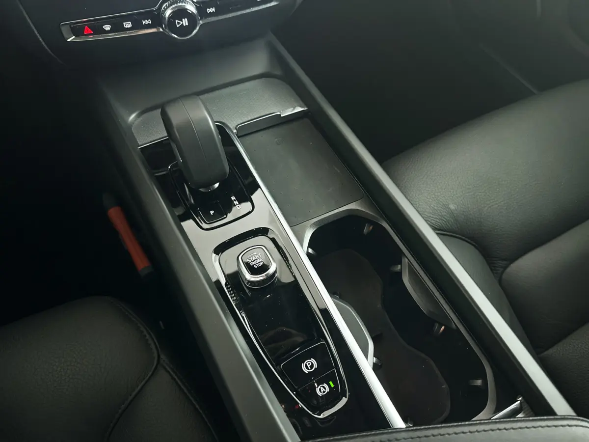 B4 Essential Edition | Parkeercamera | Stoel- en stuurverwarming | Trekhaak | Getint glas