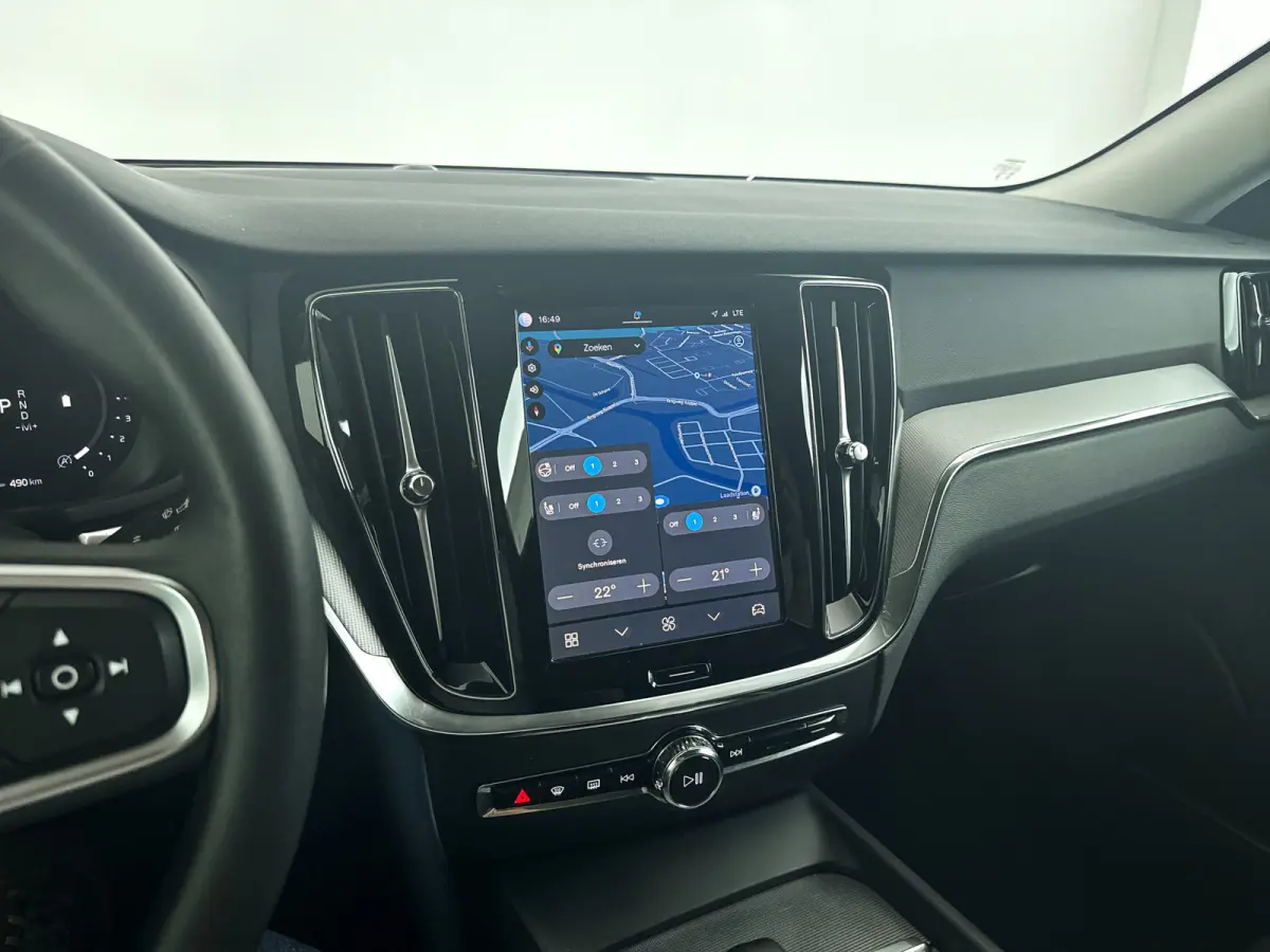 B4 Essential Edition | Parkeercamera | Stoel- en stuurverwarming | Trekhaak | Getint glas