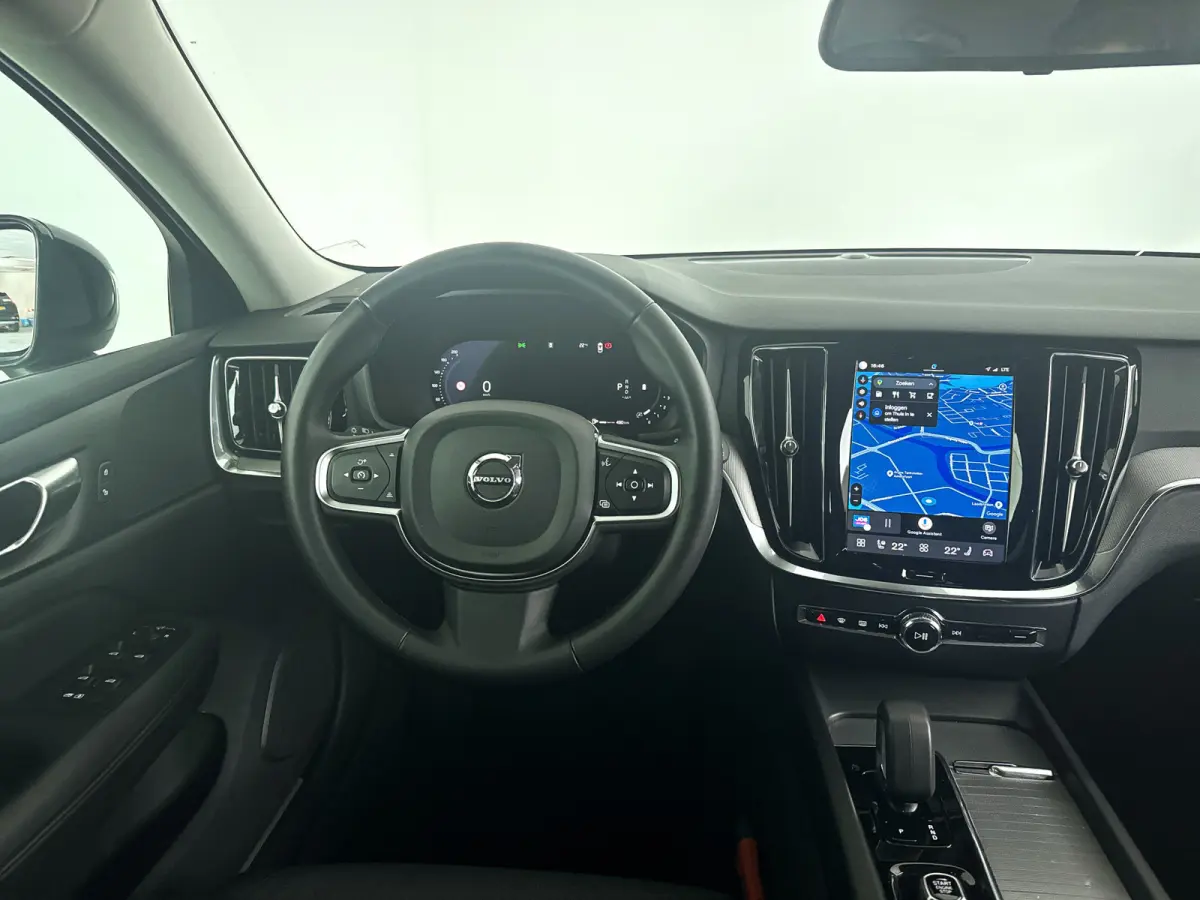 B4 Essential Edition | Parkeercamera | Stoel- en stuurverwarming | Trekhaak | Getint glas