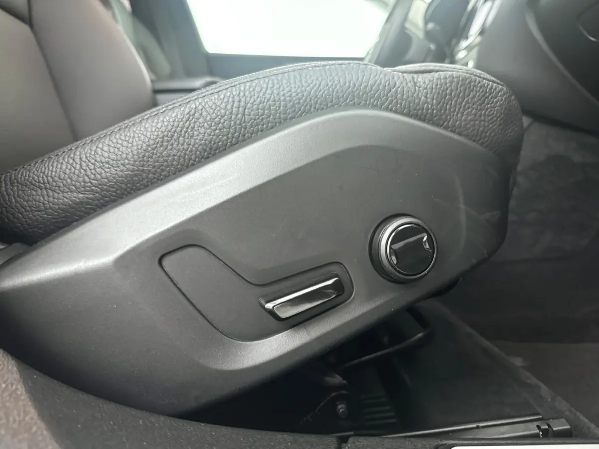 B4 Essential Edition | Parkeercamera | Stoel- en stuurverwarming | Trekhaak | Getint glas