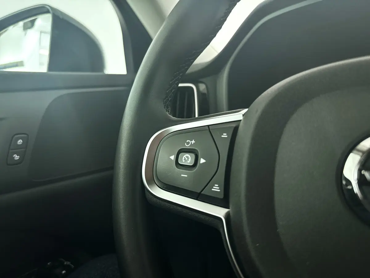 B4 Essential Edition | Parkeercamera | Stoel- en stuurverwarming | Trekhaak | Getint glas