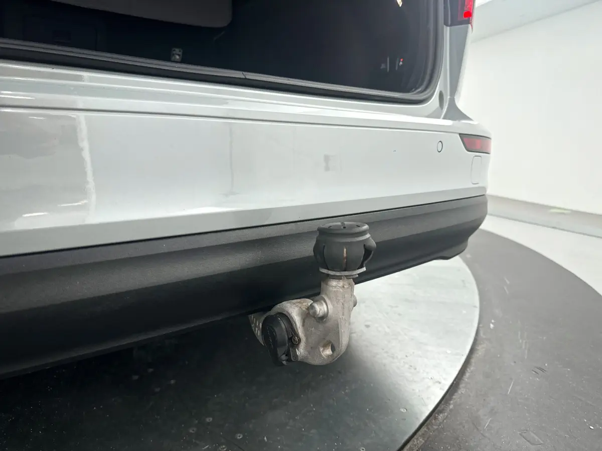 B4 Essential Edition | Parkeercamera | Stoel- en stuurverwarming | Trekhaak | Getint glas