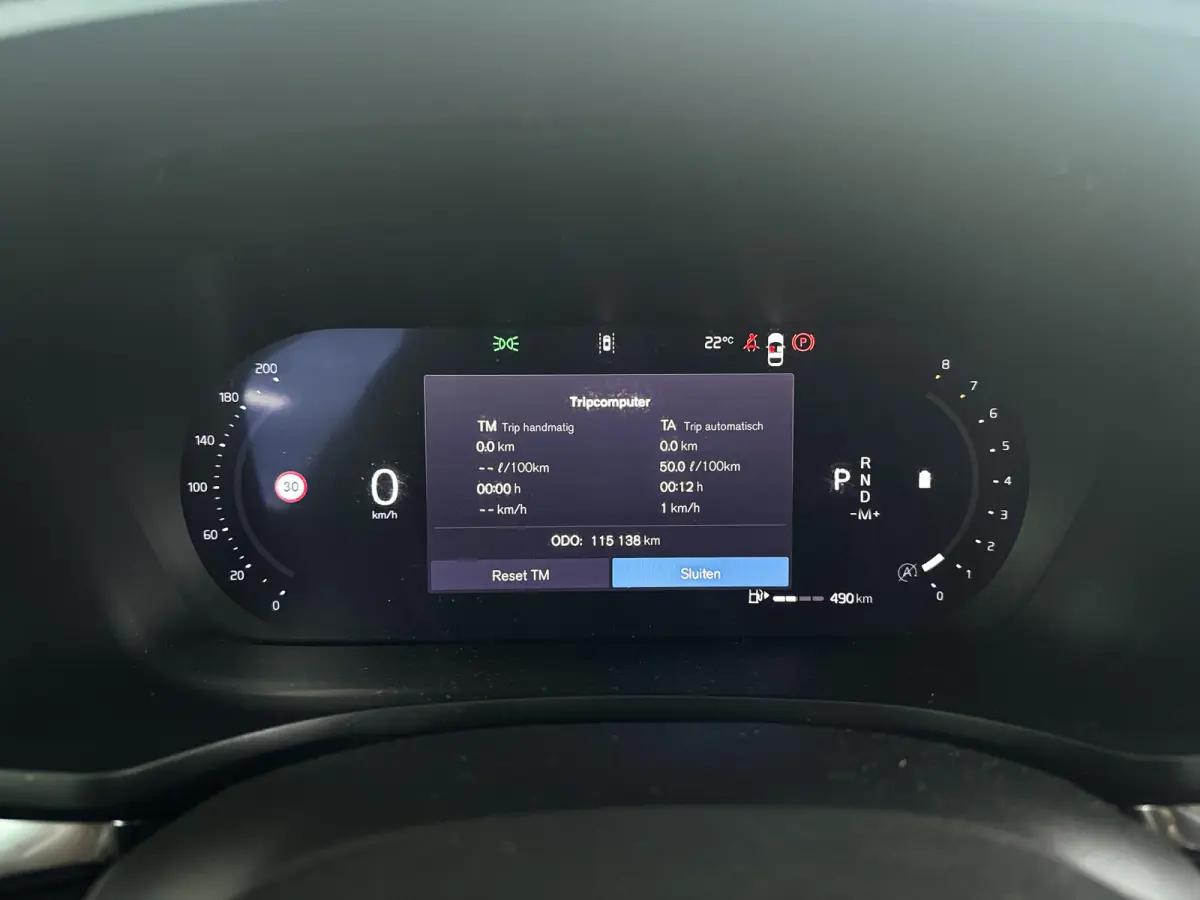 B4 Essential Edition | Parkeercamera | Stoel- en stuurverwarming | Trekhaak | Getint glas