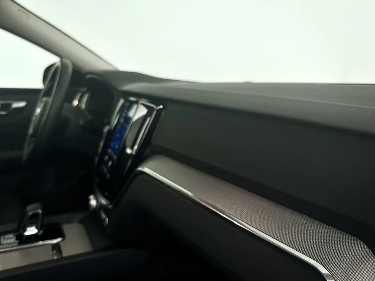 B4 Essential Edition | Parkeercamera | Stoel- en stuurverwarming | Trekhaak | Getint glas
